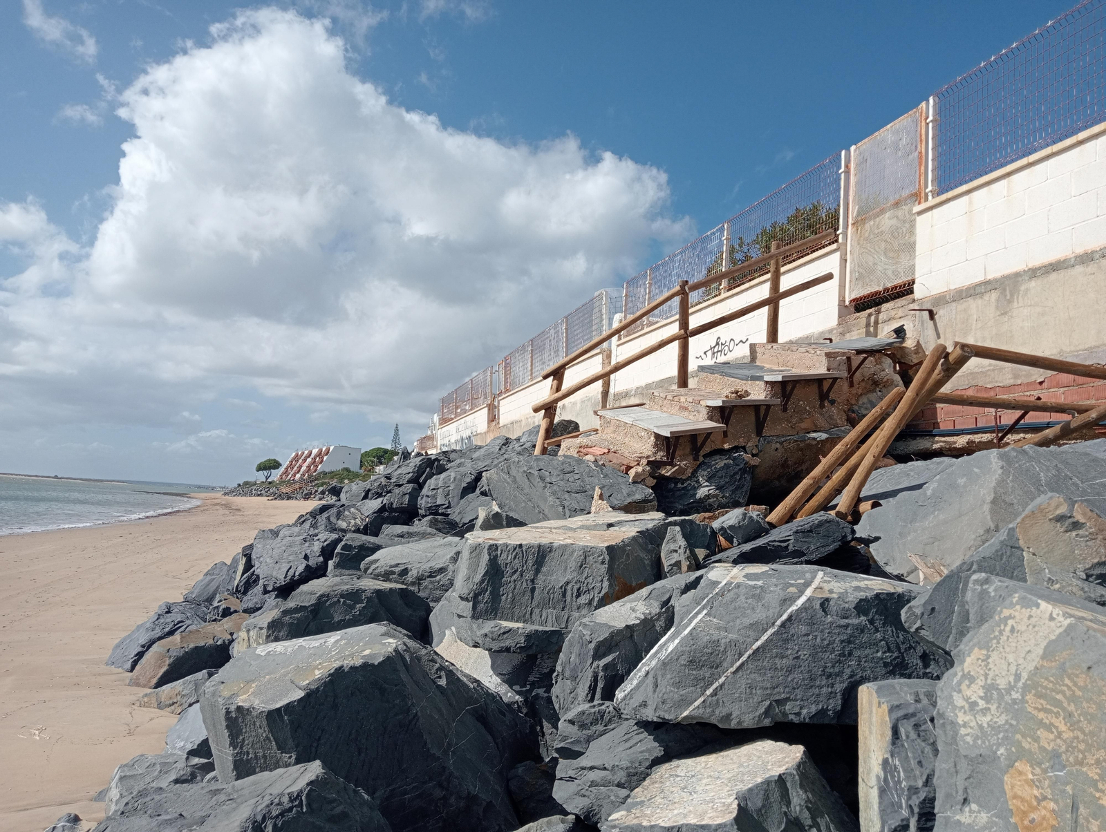 Imágenes de la playa de El Portil tras el temporal de viento y lluvia de ayer en Huelva