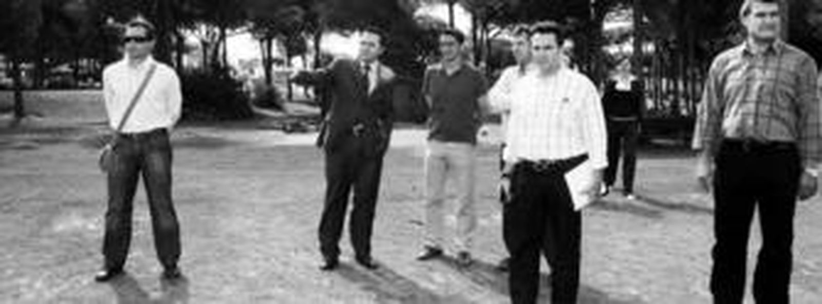 Tres imágenes de la visita de la expedición sevillista al hotel AC Novo Portil, una de las opciones que al final no acogerá el 'stage' sevillista.