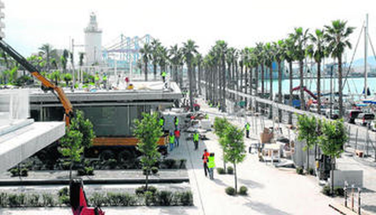 Un batallón de 3.000 obreros ultima el gran centro comercial del puerto