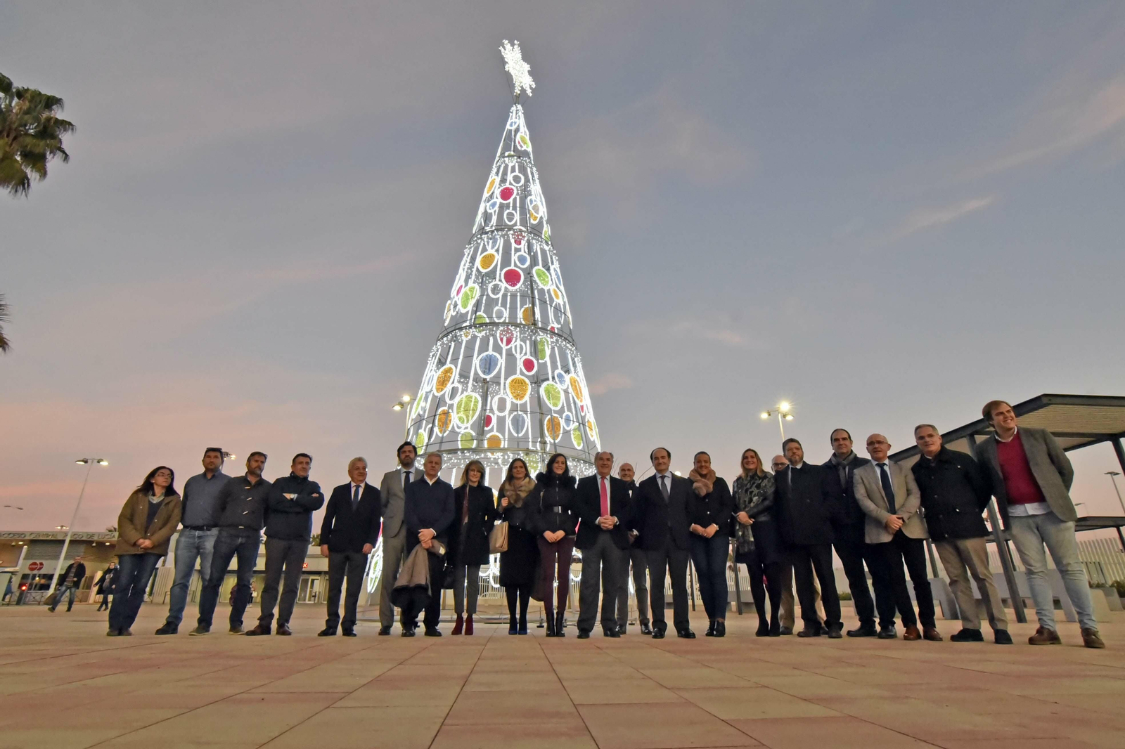 La foto de familia de las autoridades portuarias y municipales en el árbol de Navidad junto al Acceso Central.