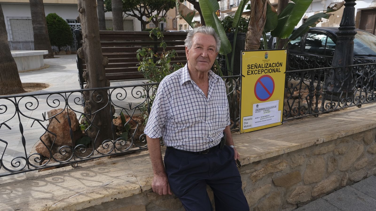 Sebastián Gómez, jubilado, frente a la Plaza de la Constitución.
