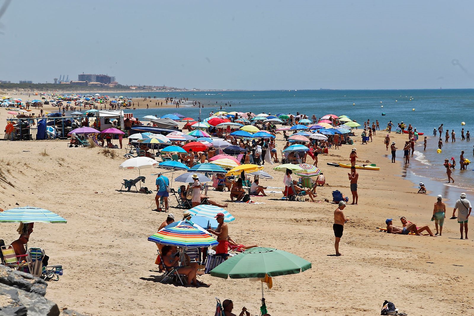 Las playas abarrotadas por el fuerte calor