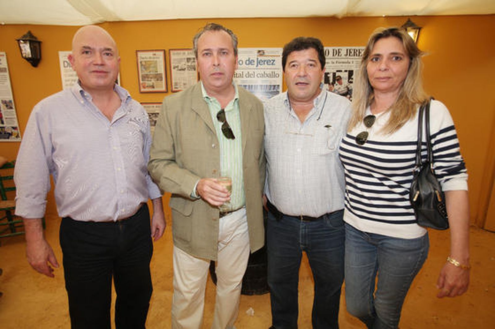 Francisco Troncoso, del grupo GT, posa junto a Benjamín Sánchez Quirós, director comercial del Grupo Joly en Cádiz; y Francisco Ariza y su señora, de Bricococinas.

Foto: Vanesa Lobo
