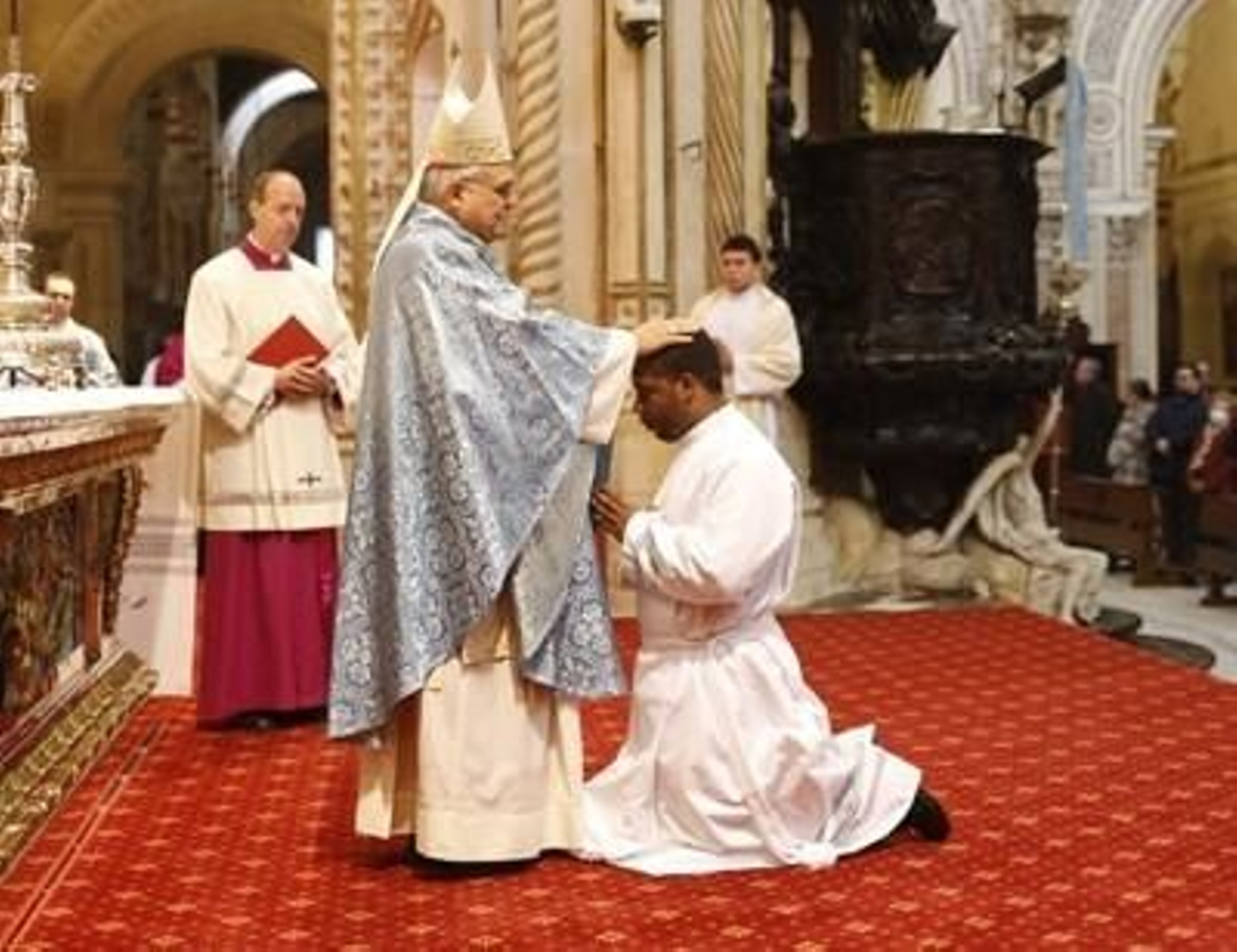 Demetrio Fernández ordena a Juan Yersin Méndez.