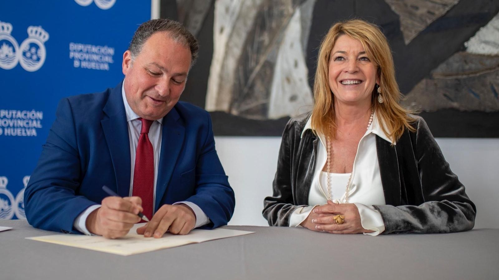 David Toscano firma el acuerdo con el que se adhiere al manifiesto por el AVE. David Toscano firma el acuerdo con el que se adhiere al manifiesto por el AVE.