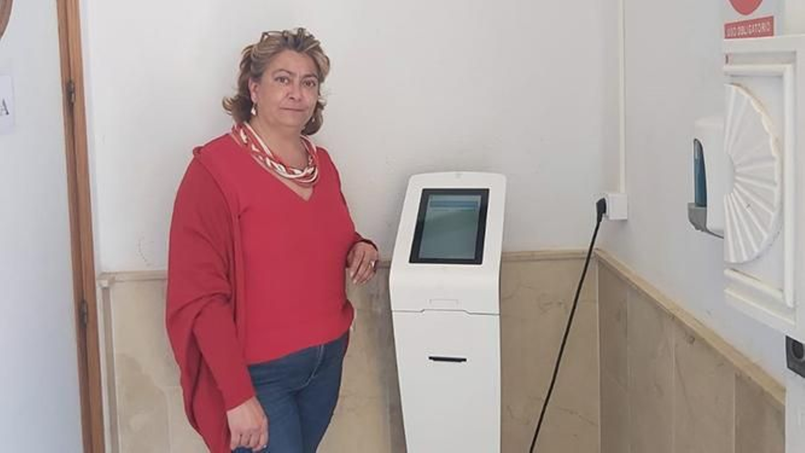 Ceferina Peño, junto a un tótem de citas previas.