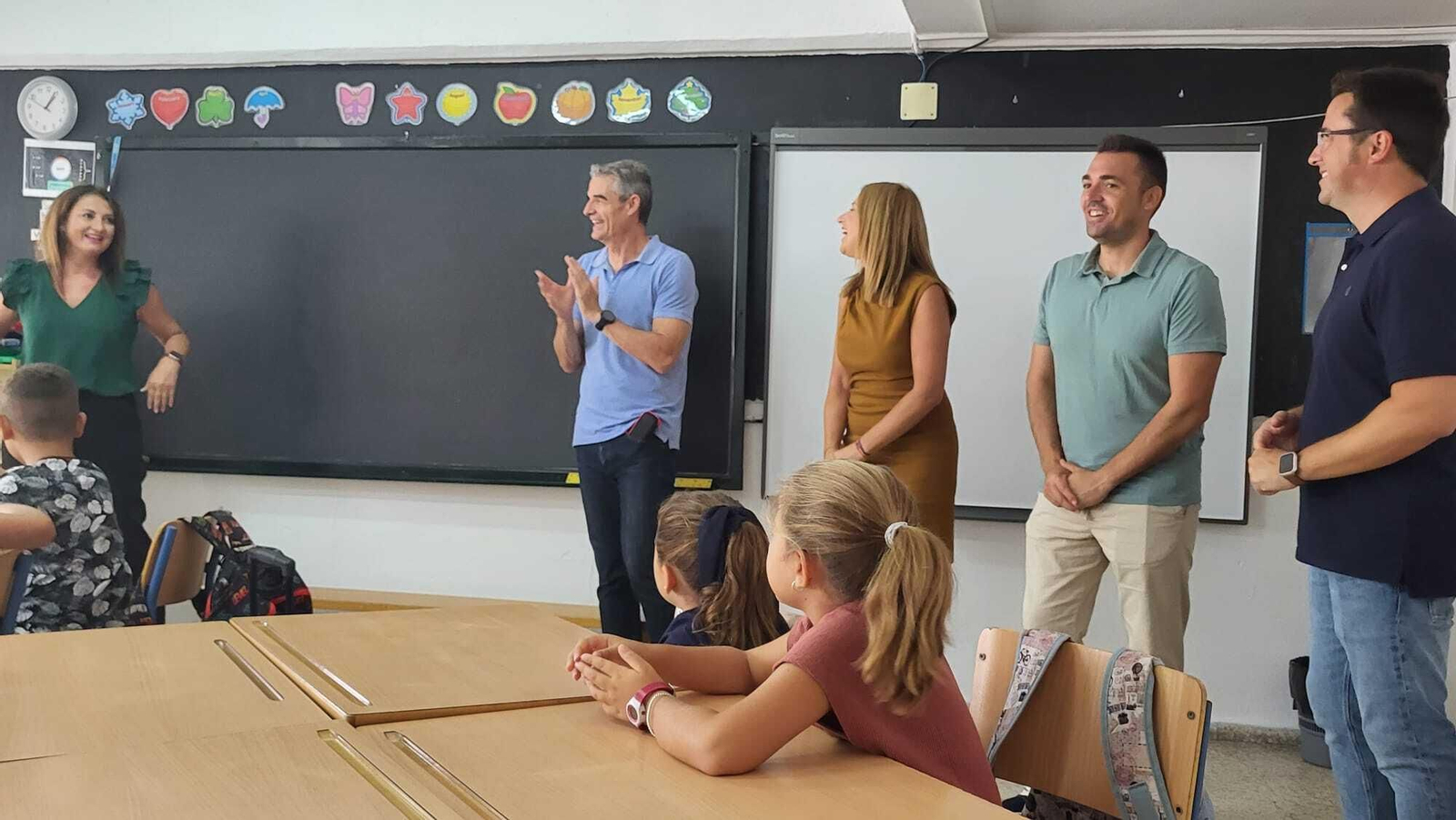 El alcalde Isidoro Gambín y parte de su equipo en el arranque del curso escolar.