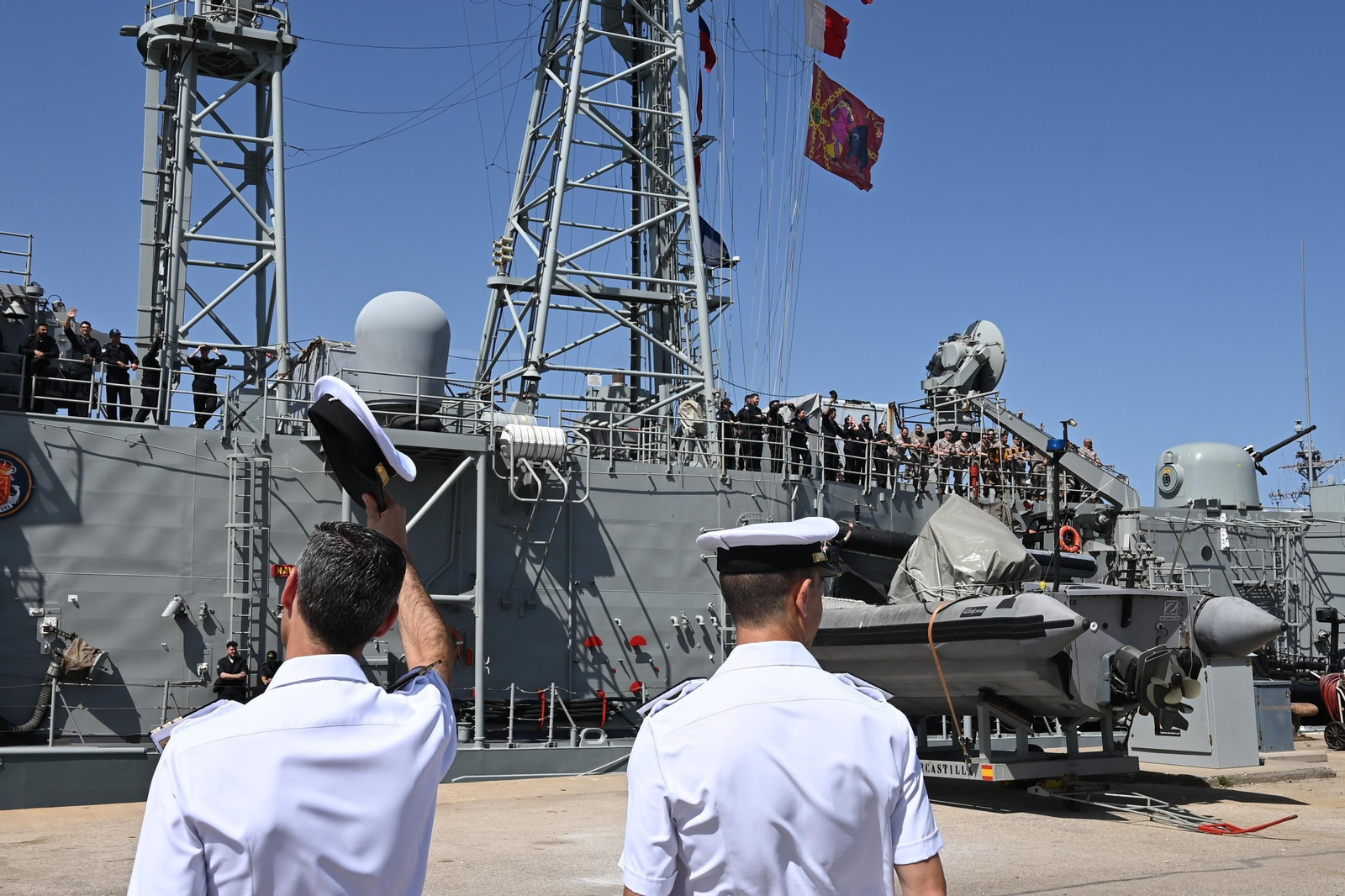 Las imágenes de la despedida de la fragata 'Navarra' de la Armada en la Base de Rota