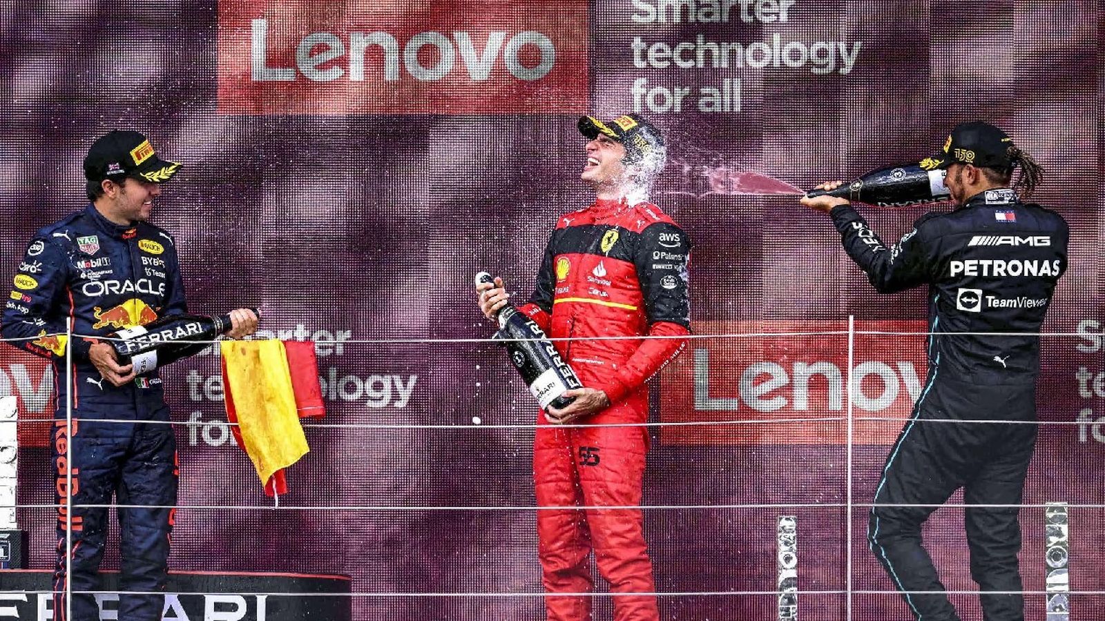 Carlos Sainz (c), junto a Hamilton y Pérez en el podio del G.P. de Gran Bretaña.