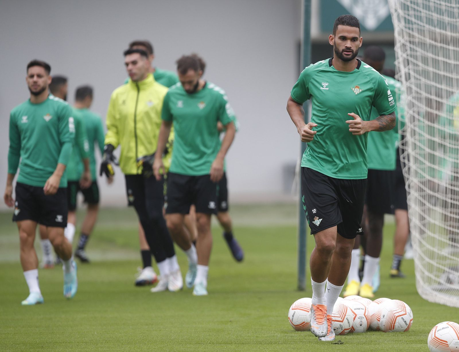 El brasileño Wiillian José se ejercita en la Ciudad Deportiva Luis del Sol junto al resto de sus compañeros.an José, dos maneras de pedir paso