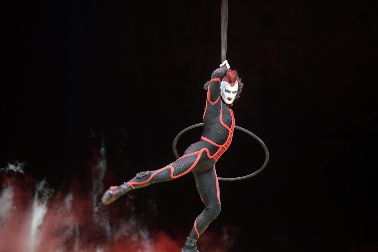 El Circo del Sol brilla en el Palacio de Deportes de Granada