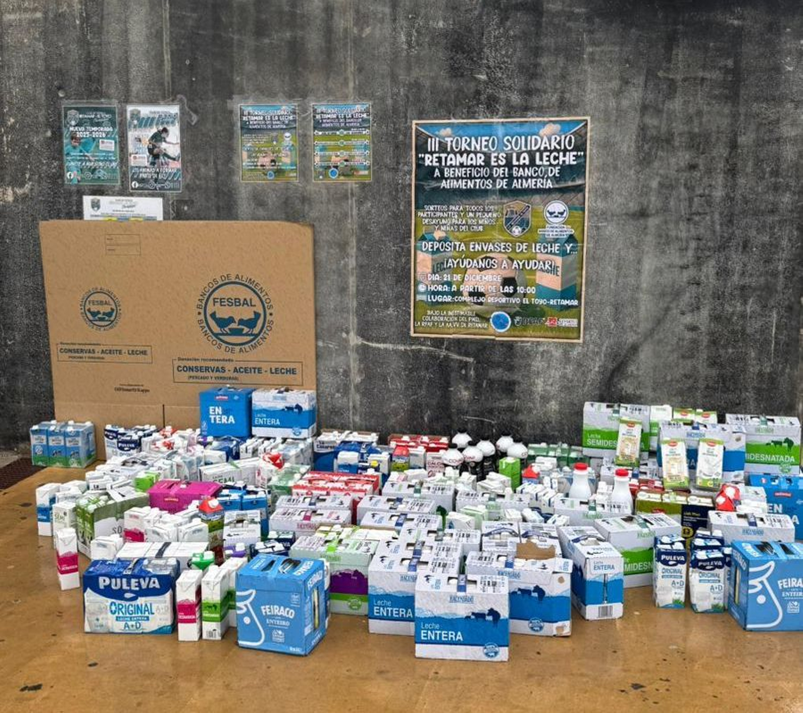 Una parte de los cartones de leche recaudados durante el torneo a beneficio del Banco de Alimentos de Almería.