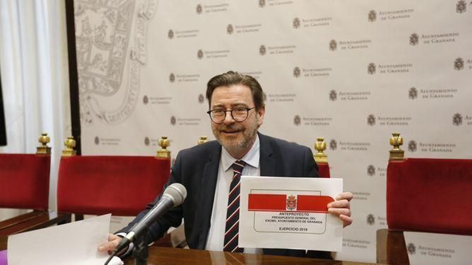 El concejal de Economía, Baldomero Oliver, con el borrador del presupuesto.