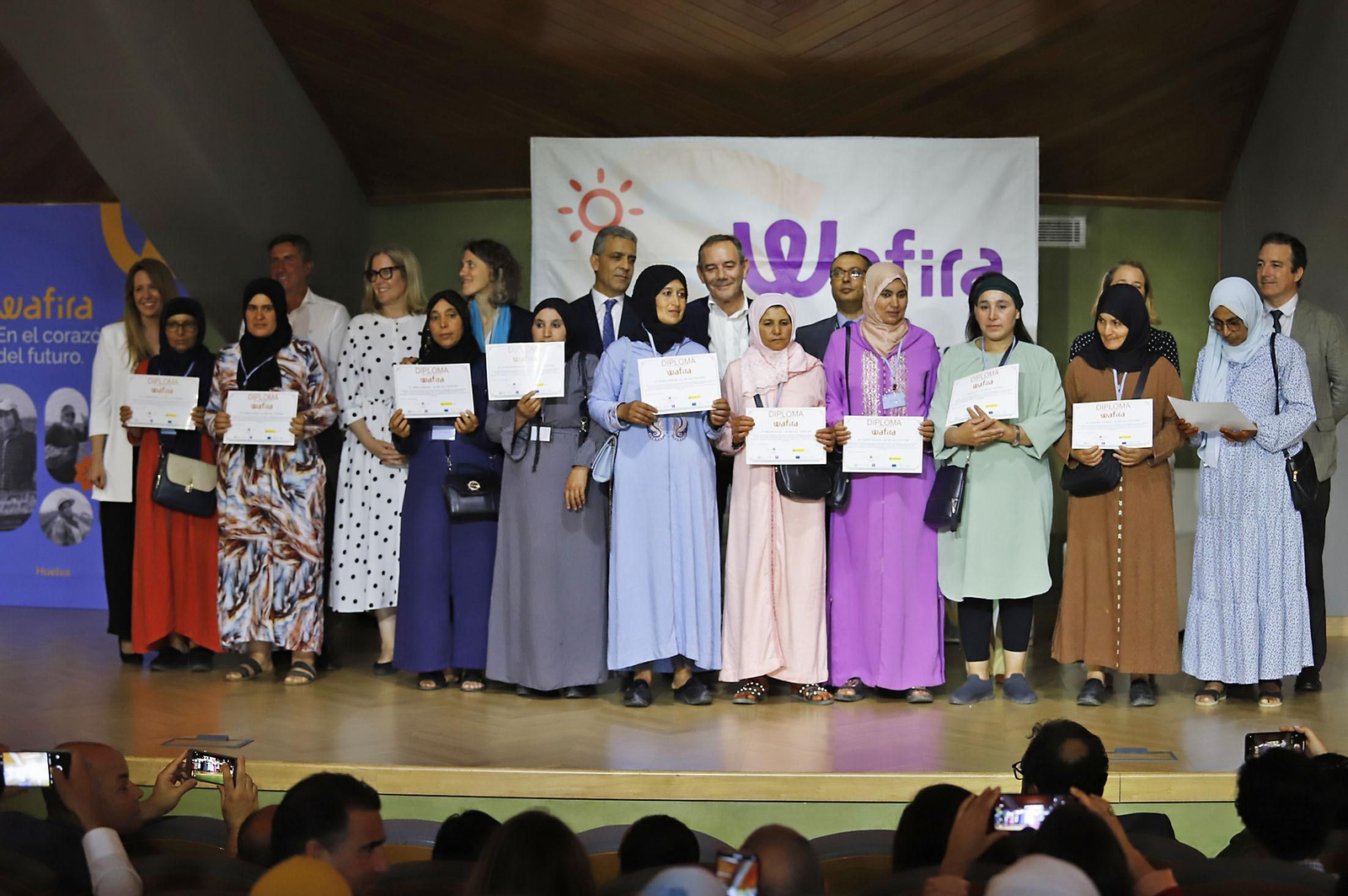Imágenes de la entrega de los diplomas a las mujeres que han participado en el programa Wafira. Imágenes de la entrega de los diplomas a las mujeres que han participado en el programa Wafira.