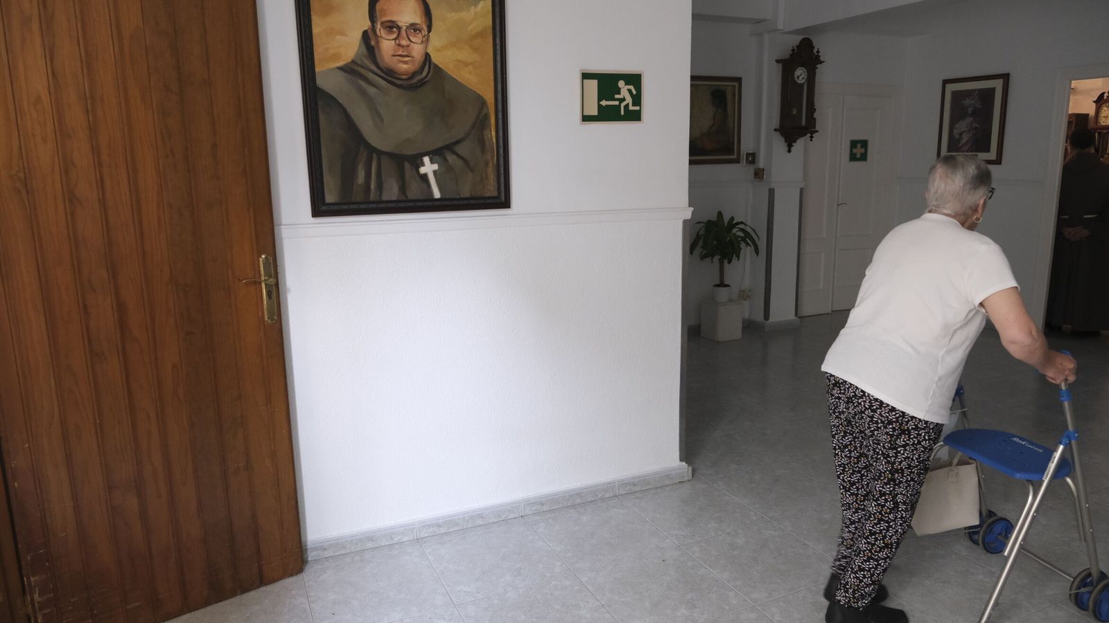 Una de las residentes en Casa Nazaret camina con el apoyo de un andador