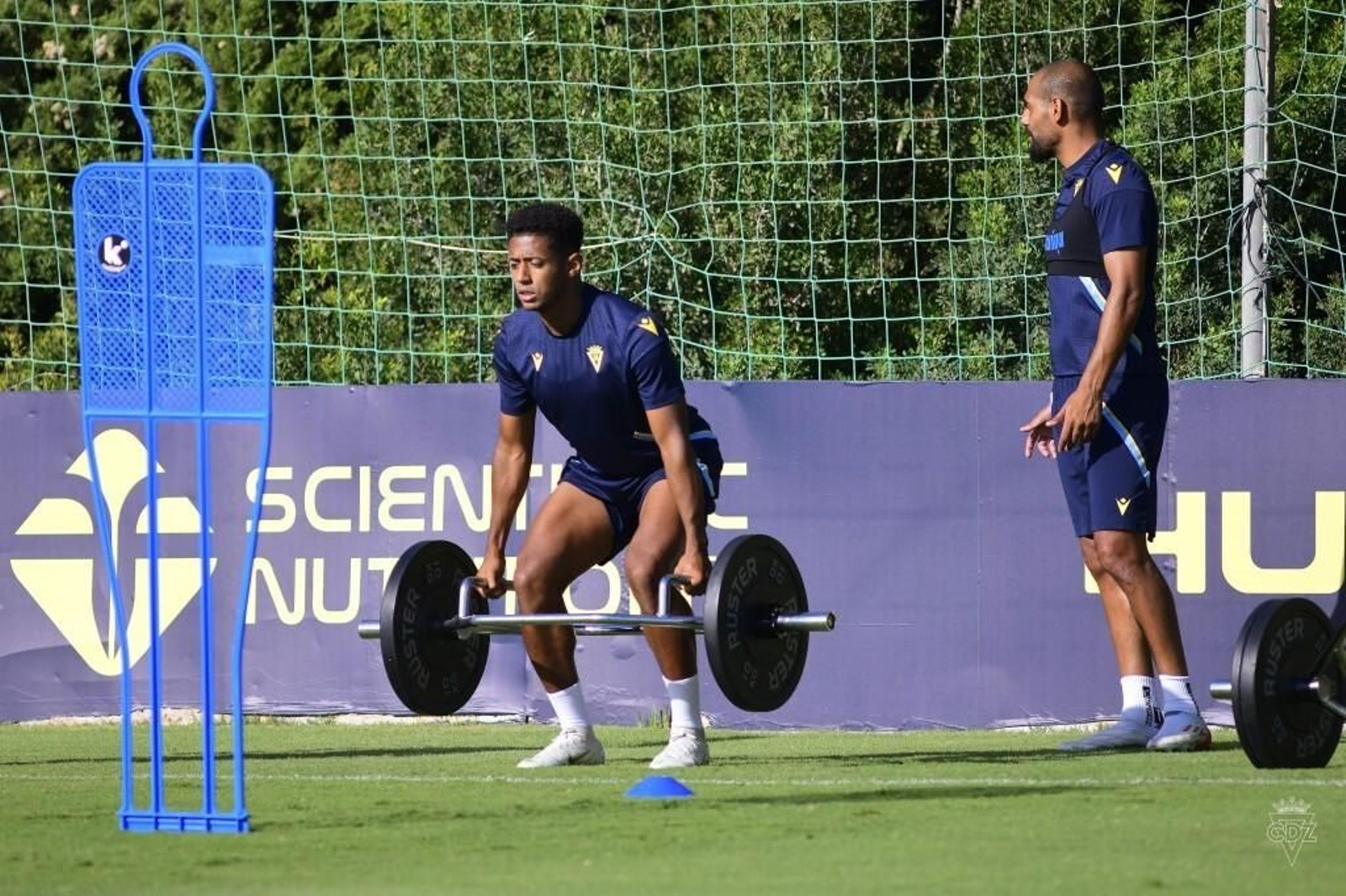 Choco Lozano alza una pesa en presencia de su compañero Fali.