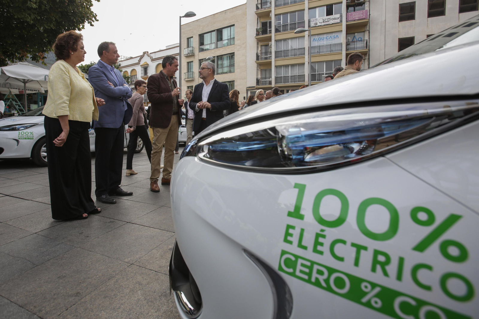 El alcalde, Juan Espadas, y Carmen Castreño, delegada de Economía, durante la presentación de unos vehículos eléctricos de Emasesa./M. J. López