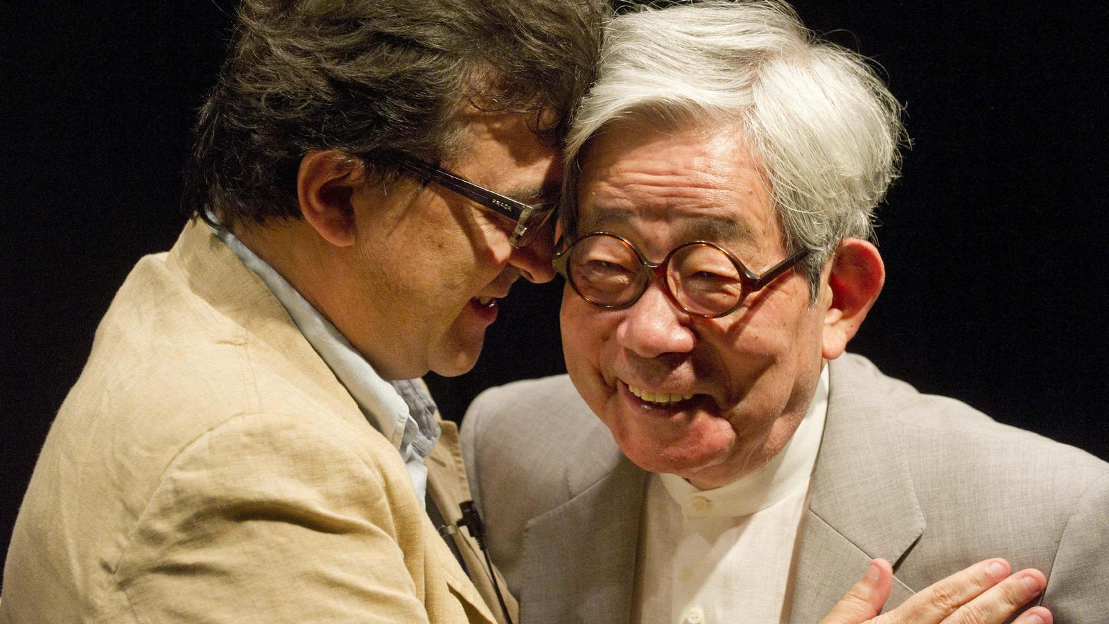 El español Javier Cercas abraza a Kenzaburo Oe.