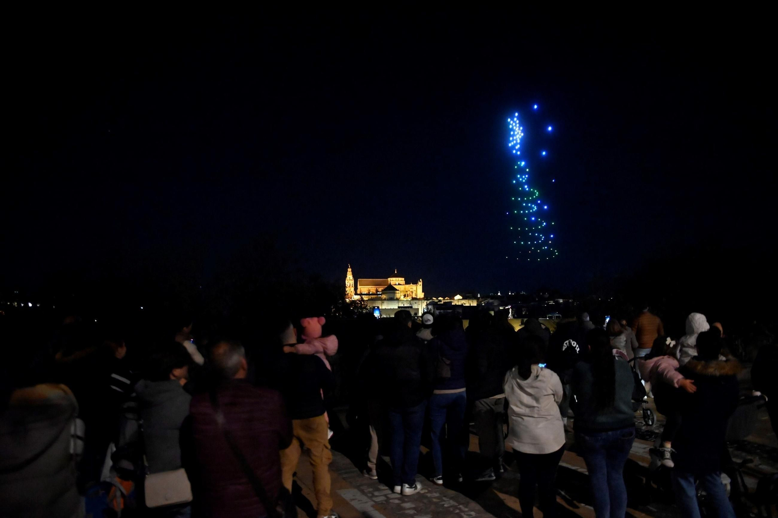 Más de un centenar de drones iluminan la Navidad desde el cielo de Córdoba