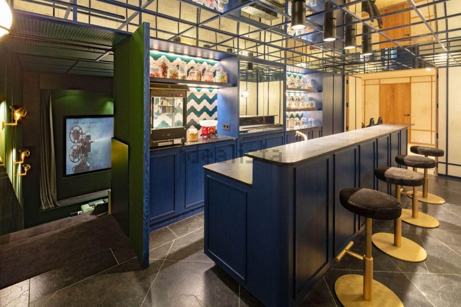 El bar y la sala de cine Así es por dentro la vivienda de lujo más a la venta en Málaga: 35 millones