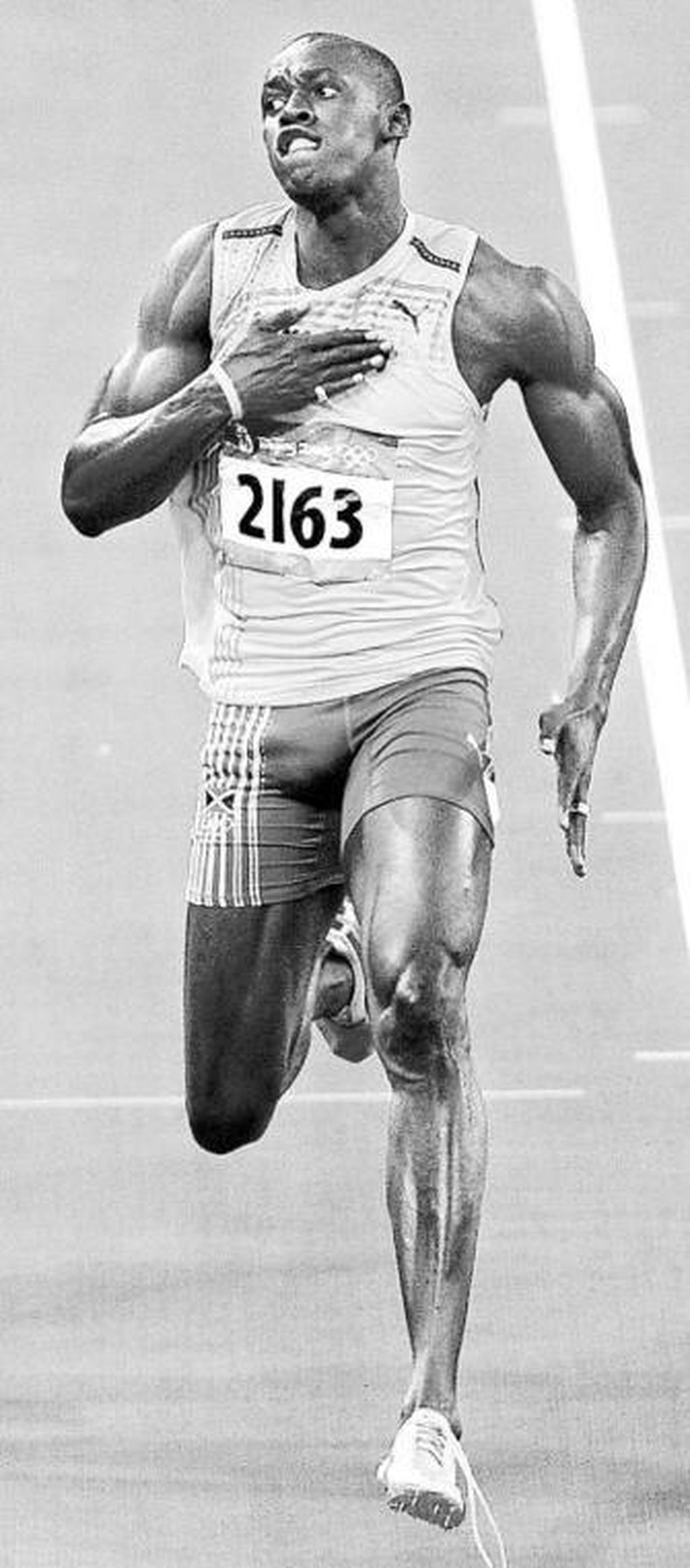 Bolt se golpea el pecho en su entrada en solitario en la meta.