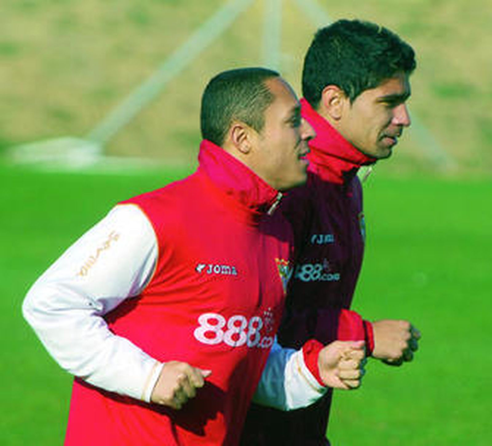 Adriano y Renato, ambos tocados, realizan carrera continua.