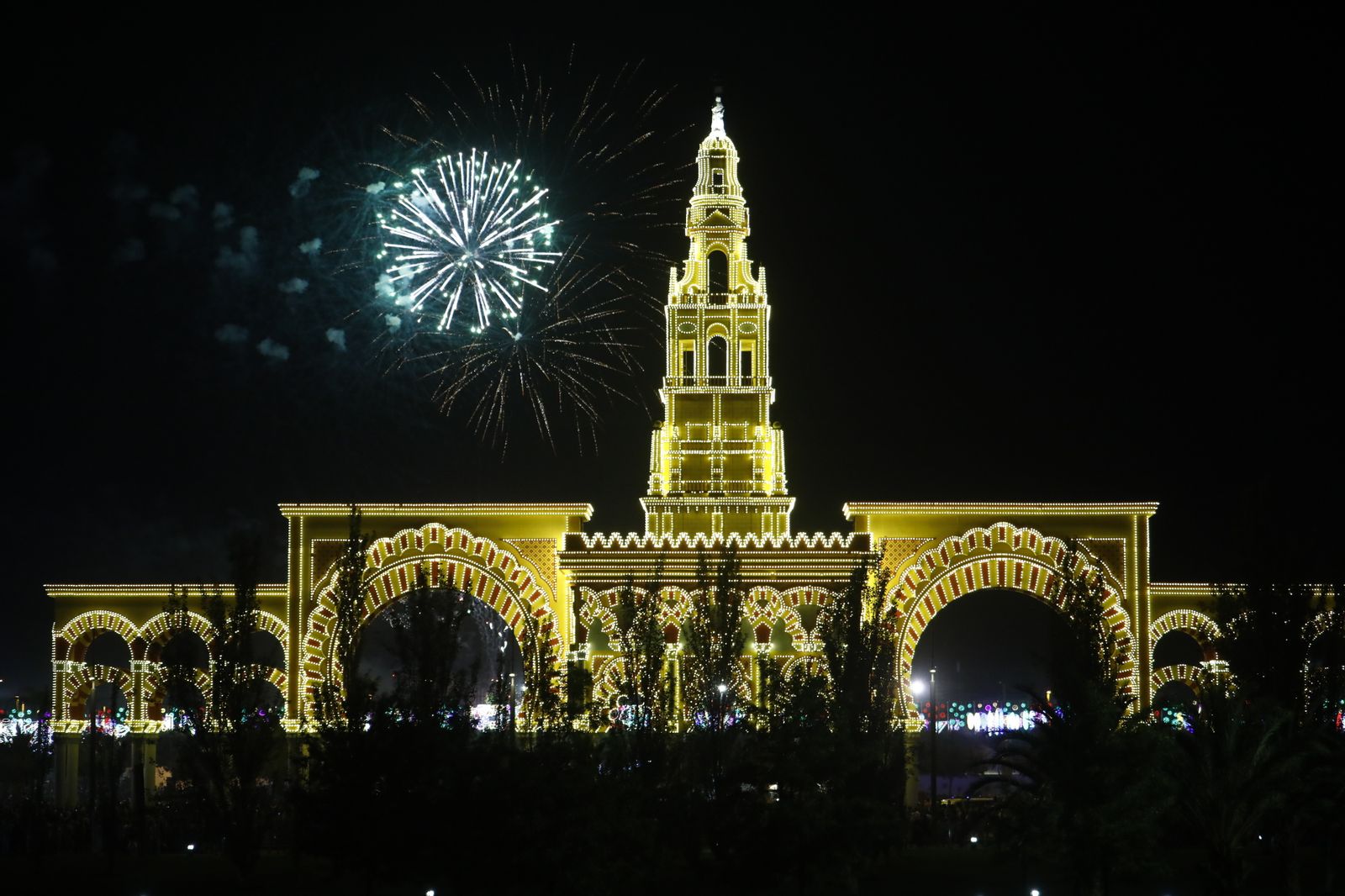 El encendido de la portada de la Feria de Córdoba, en fotografías