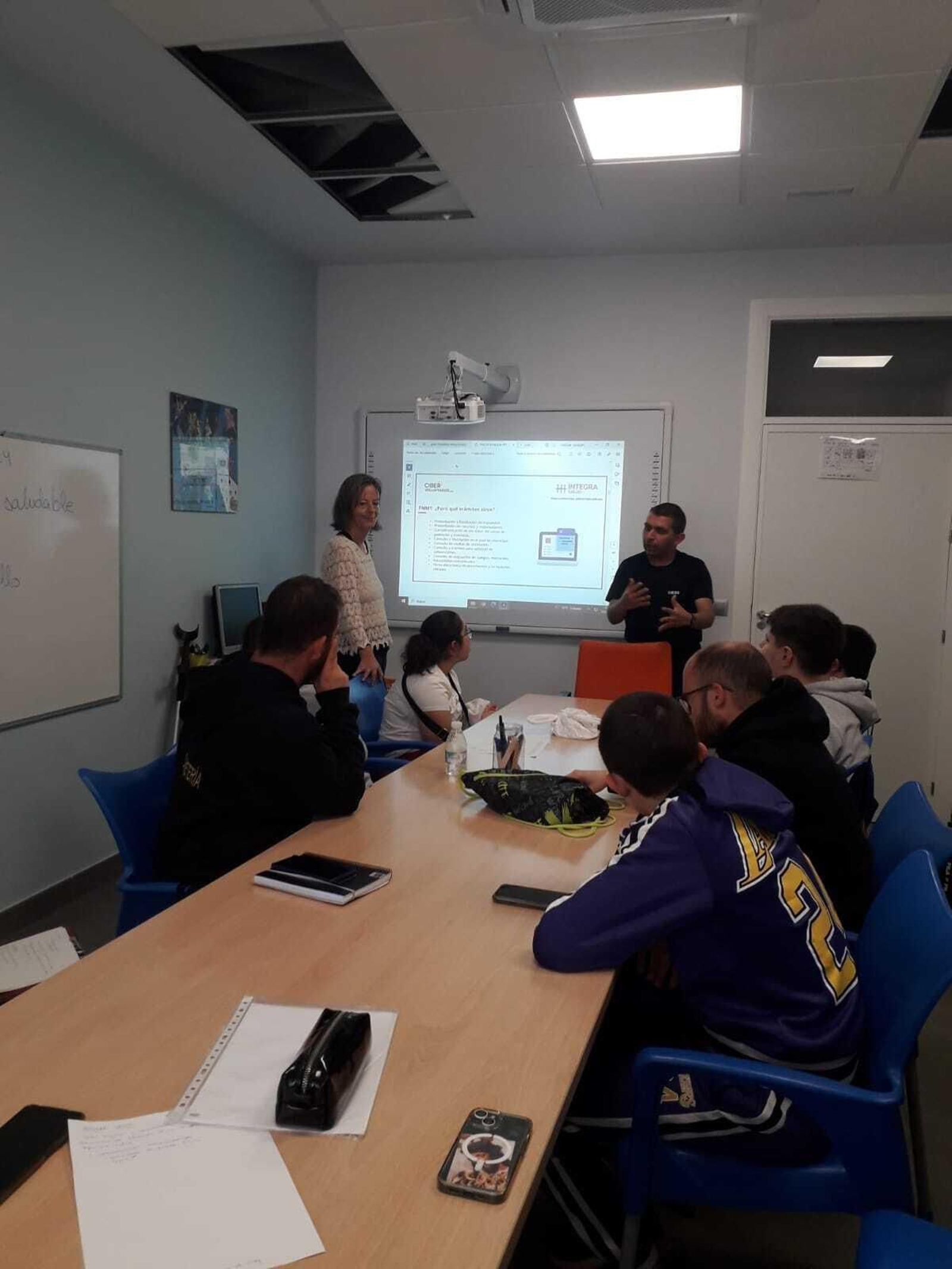 Taller de la Fundación Cibervoluntarios en colaboración con la asociación AONES de Huelva.