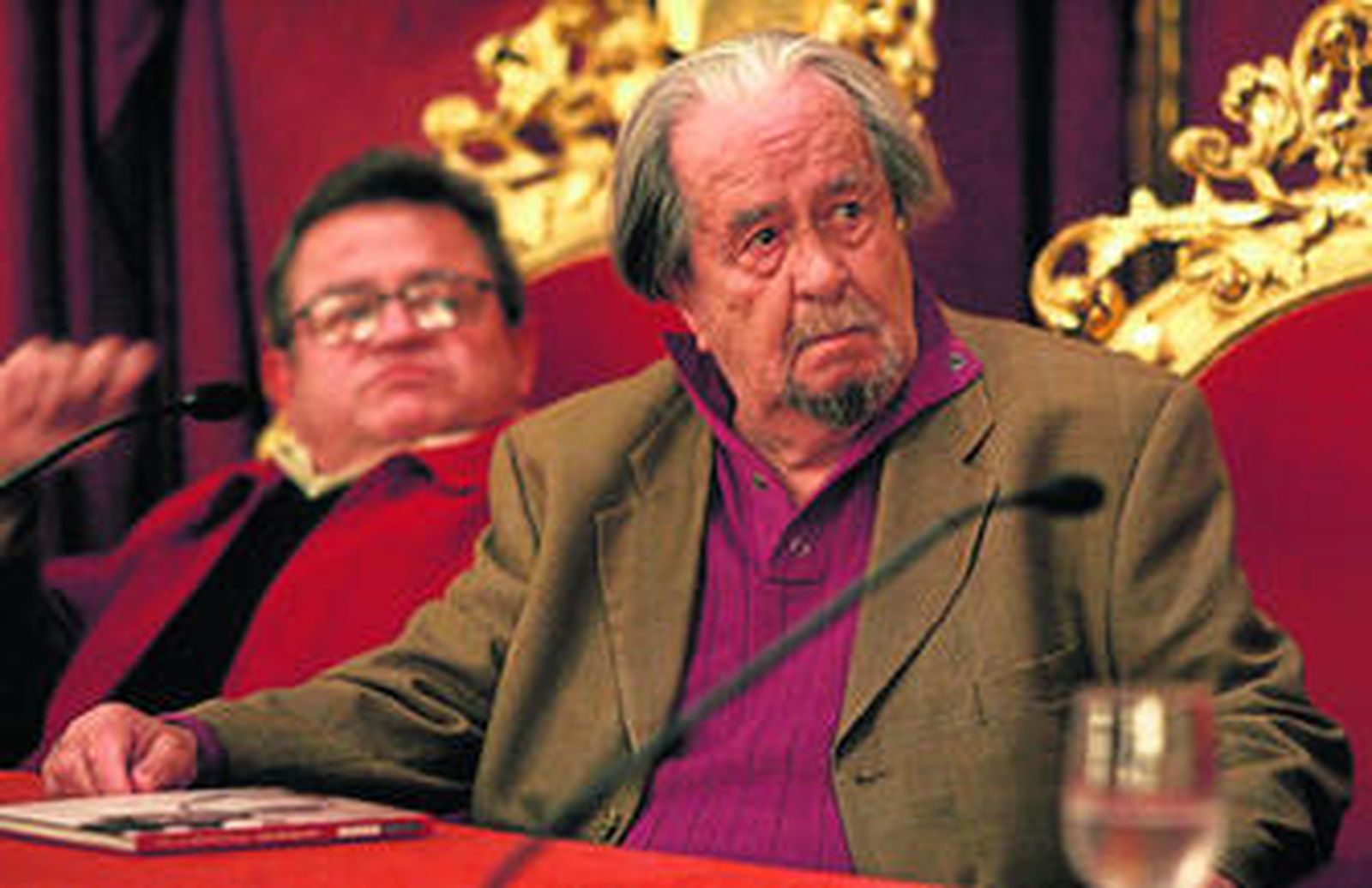 Jesús Fernández Palacios y Carlos Edmundo de Ory, juntos en un acto celebrado en la Diputación Provincial de Cádiz en abril de 2007.