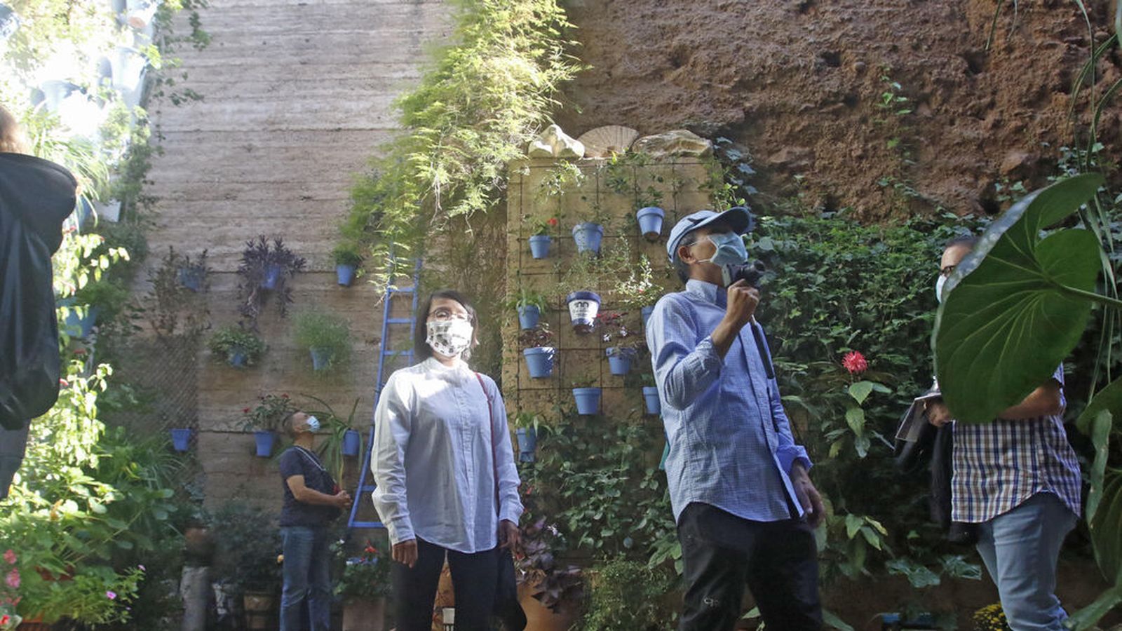 Visitantes en uno de los Patios de Córdoba.