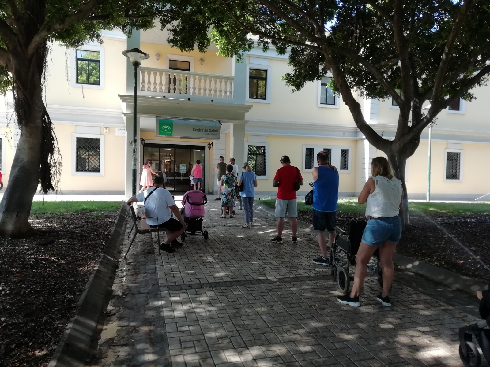 Colas ante el centro de salud de Puerta Blanca en una imagen de archivo.