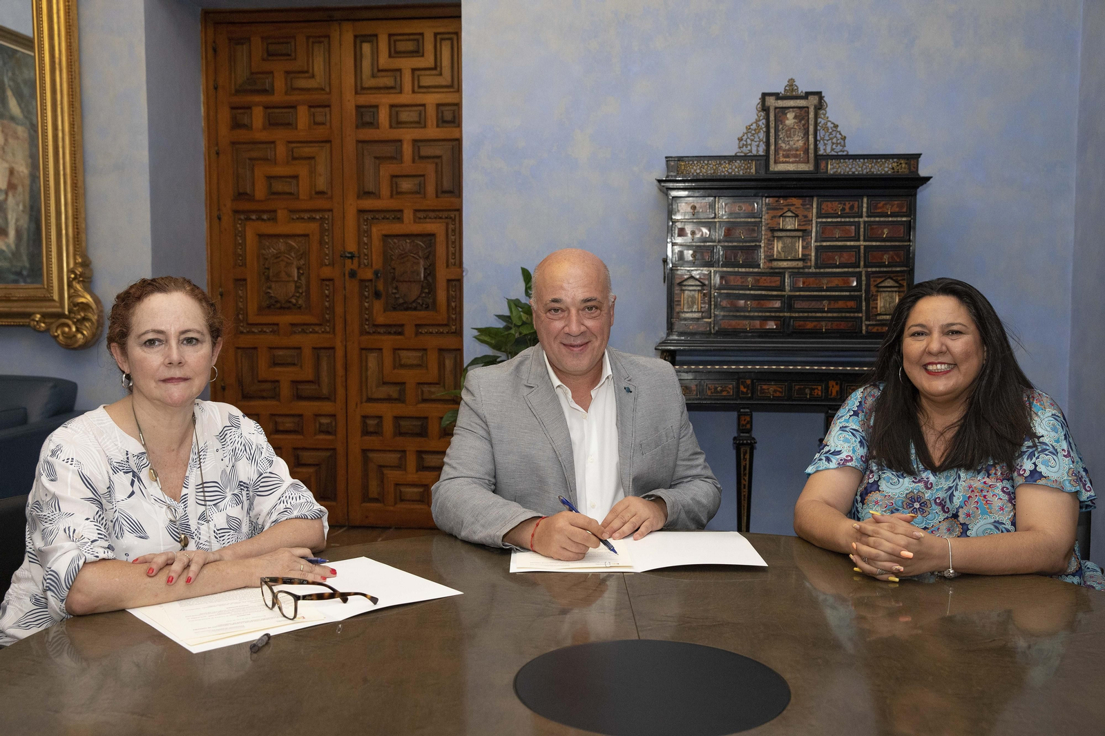 Firma del convencio con la Fundación Renacer.