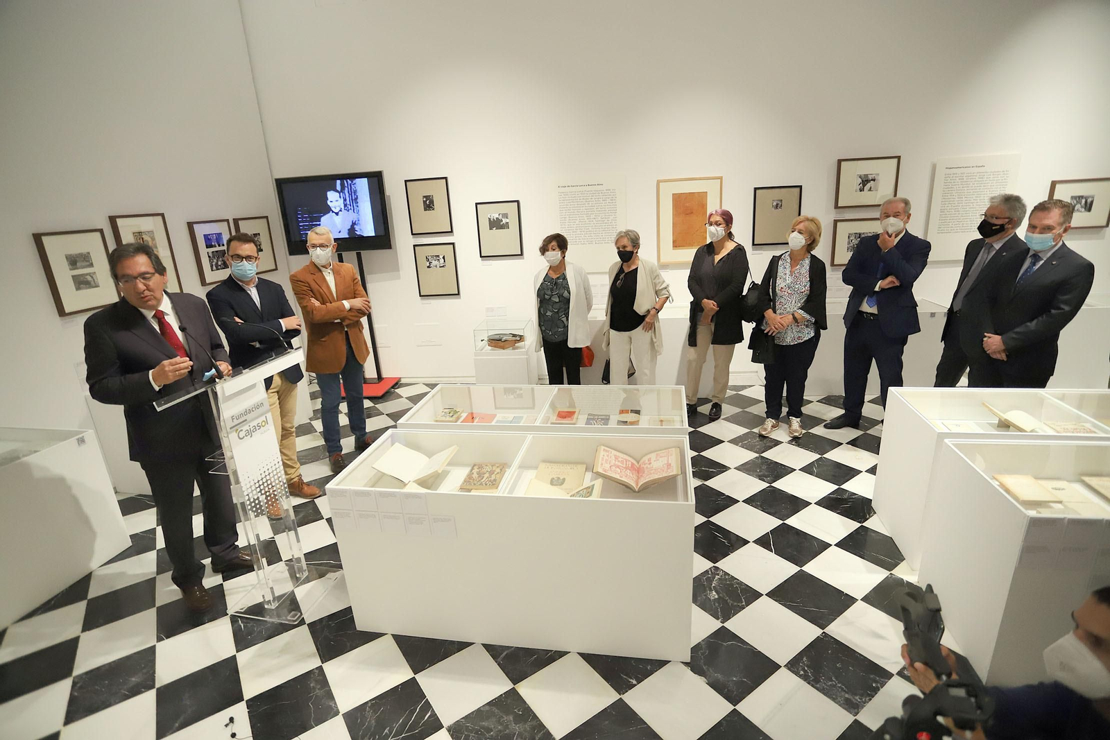 El presidente de la Fundación Cajasol, Antonio Pulido, durante su intervención en la apertura de la muestra.