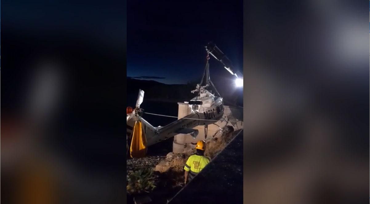 Culmina el rescate del helicóptero que cayó al embalse de Guadarranque en Castellar