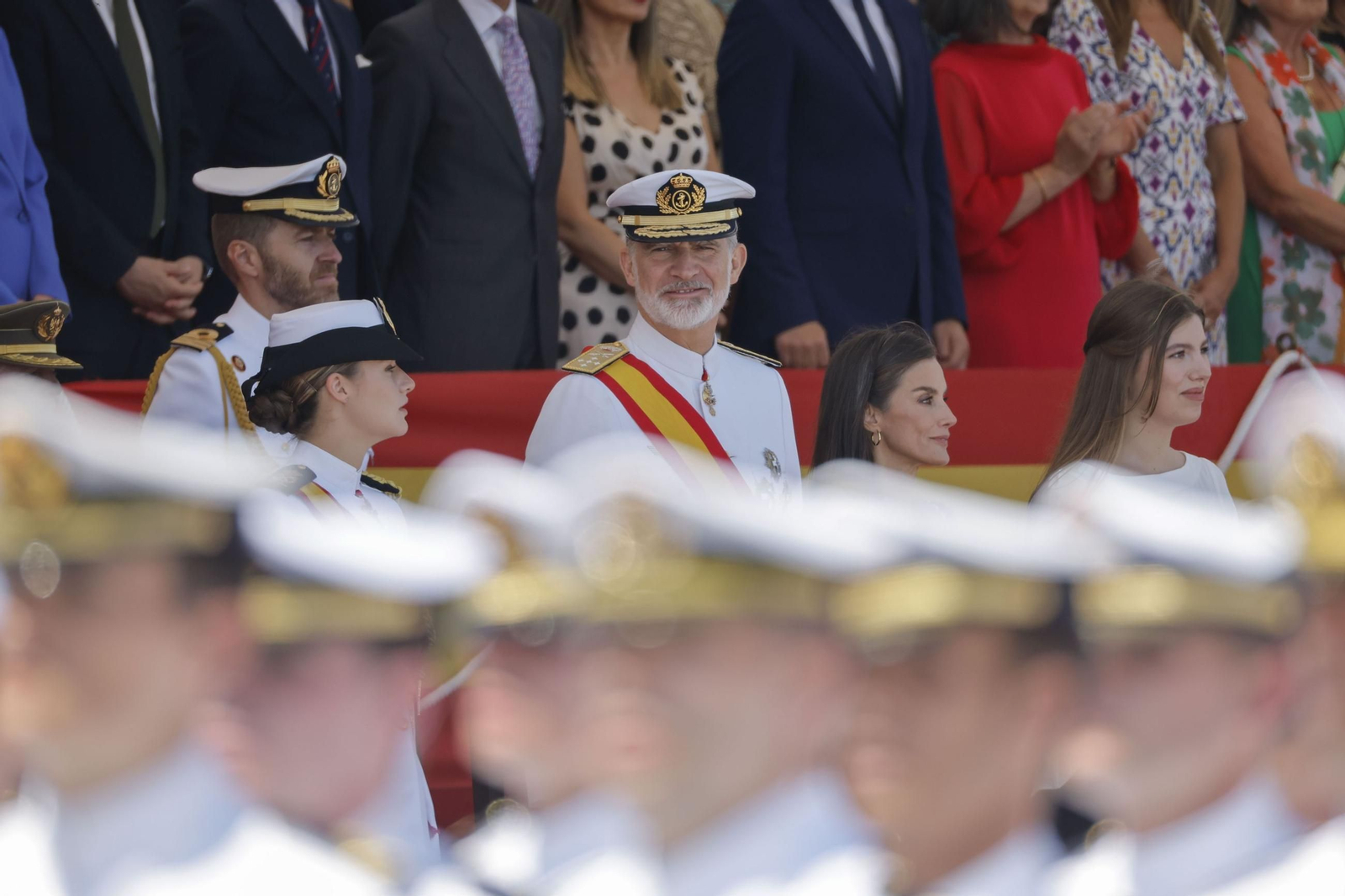 La princesa Leonor termina su formación en la Armada recibiendo de manos de su padre la Cruz al Mérito Naval