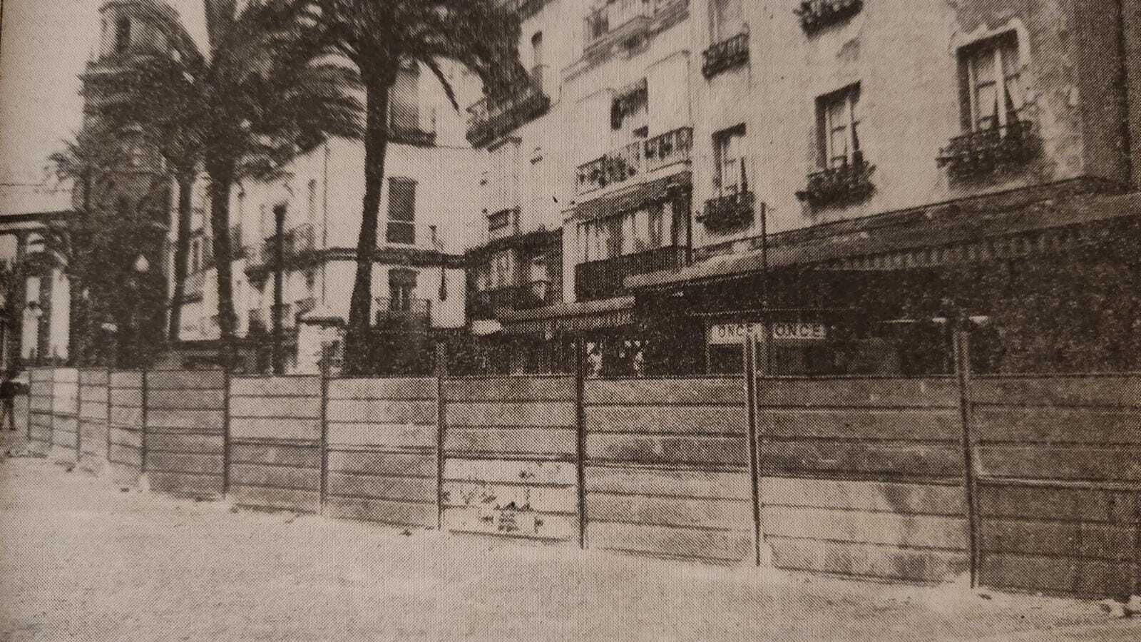 Foto de las obras de peatonalización de la Catedral en 1988.
