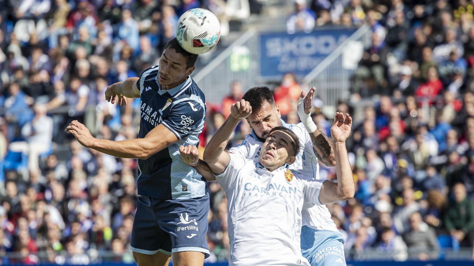 Adri Fuentes intenta rematar de cabeza el balón en un lance del Zaragoza - Córdoba CF.