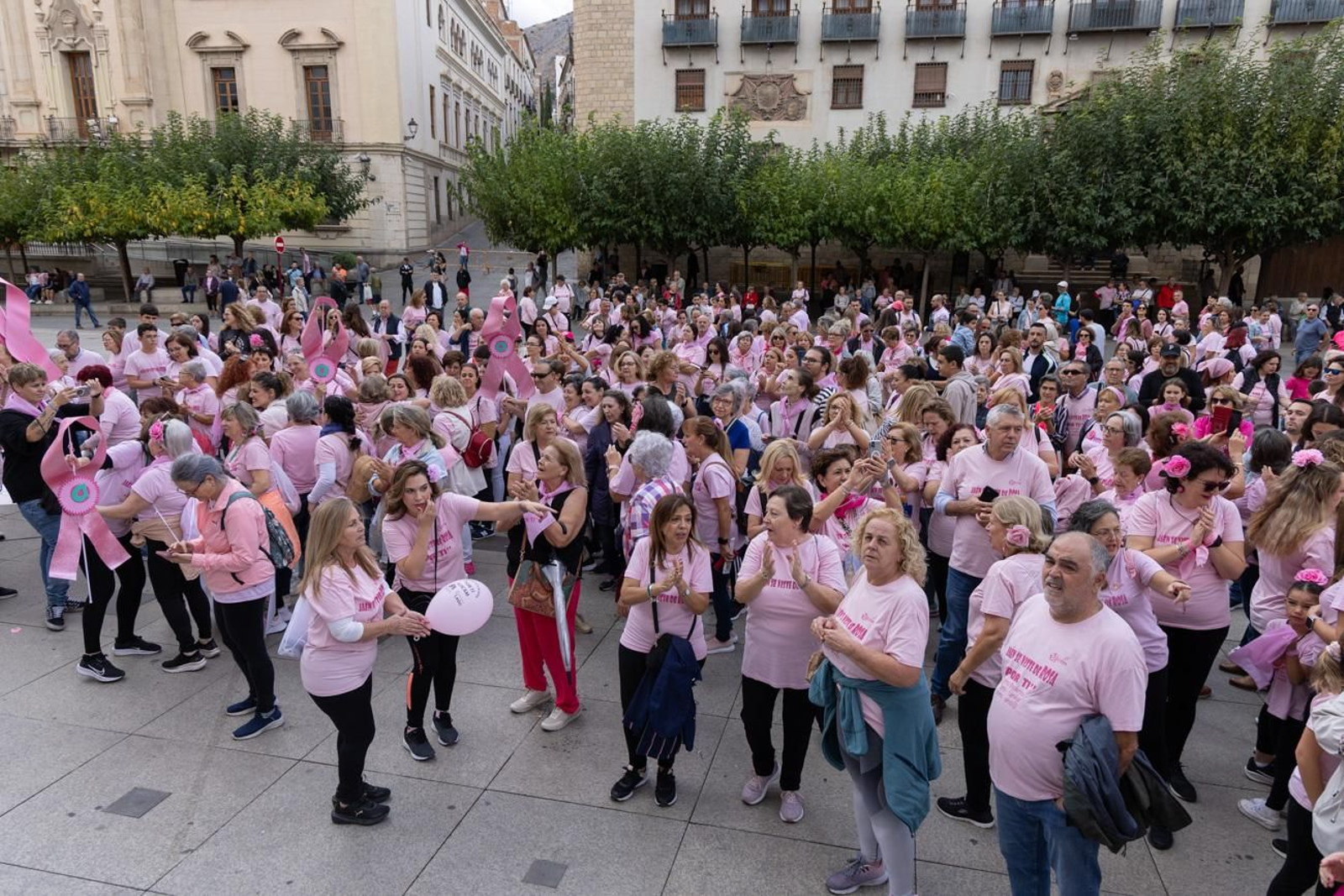 Jaén se viste de rosa con una marcha reivindicativa contra el cáncer de mama