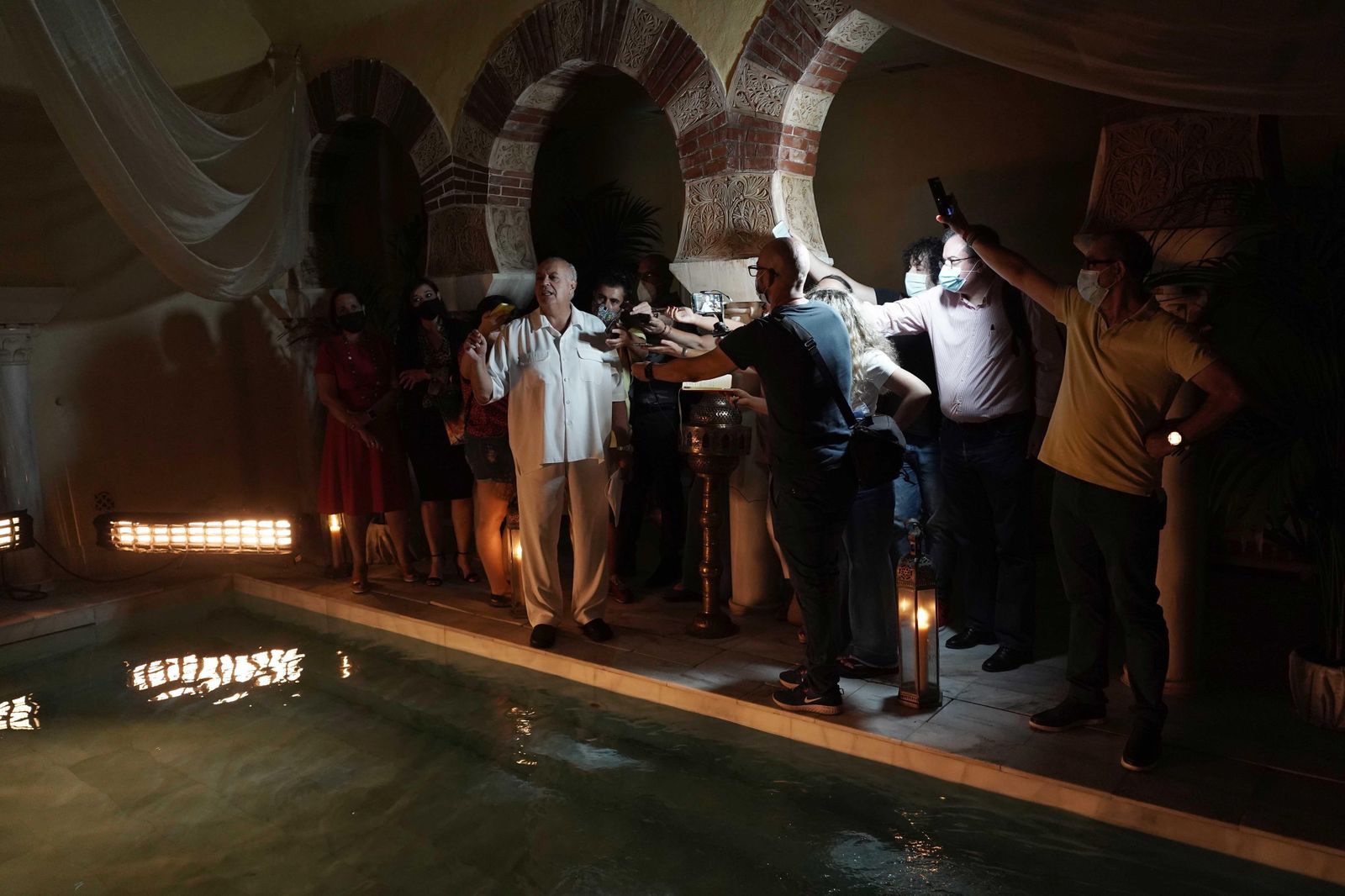 José Luis Moreno atiende a los periodistas en unos baños árabes de Córdoba.