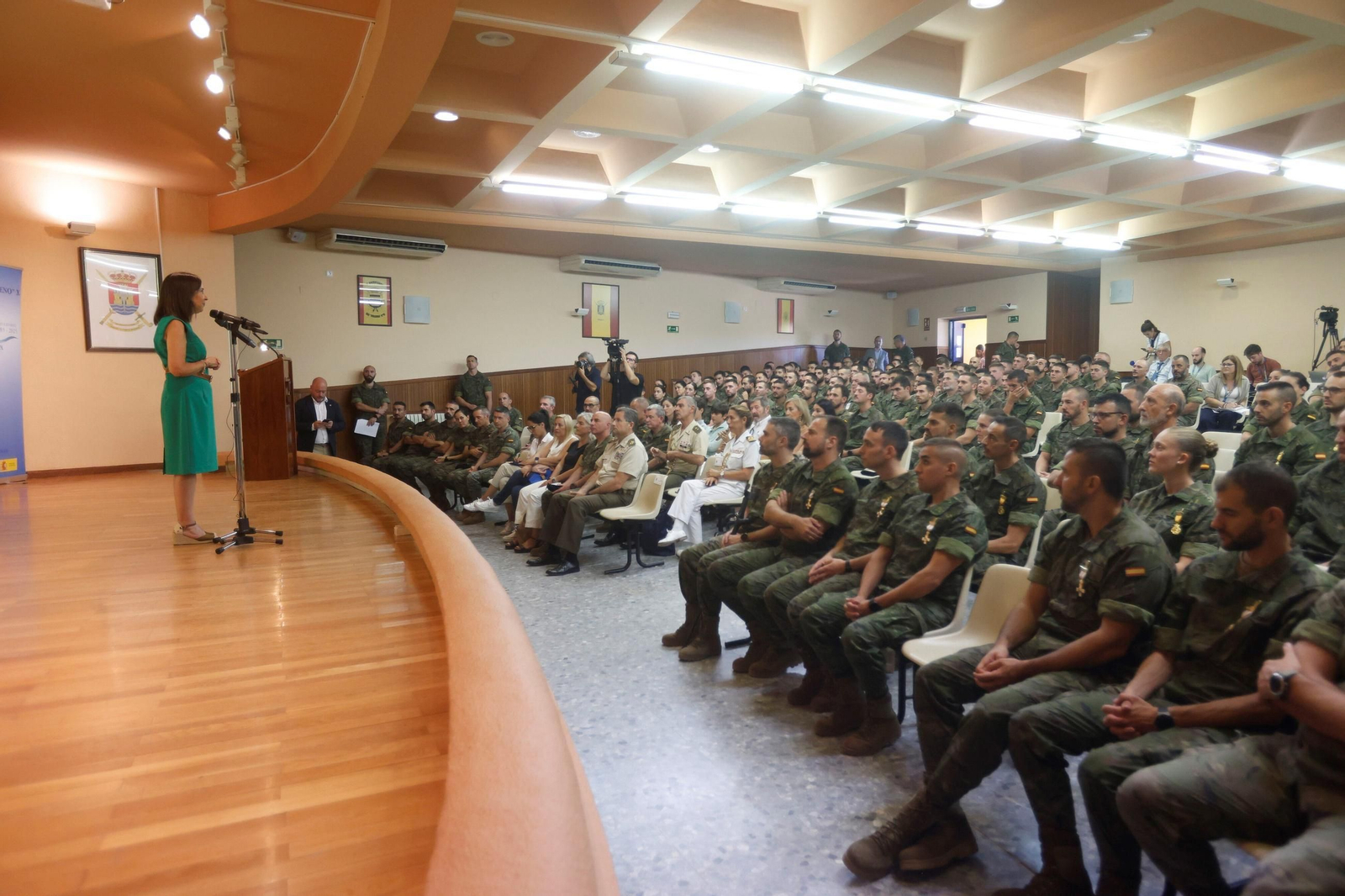 La ministra de Defensa, Margarita Robles, en la entrega las medallas conmemorativas al Ejército en la Bri X, en imágenes