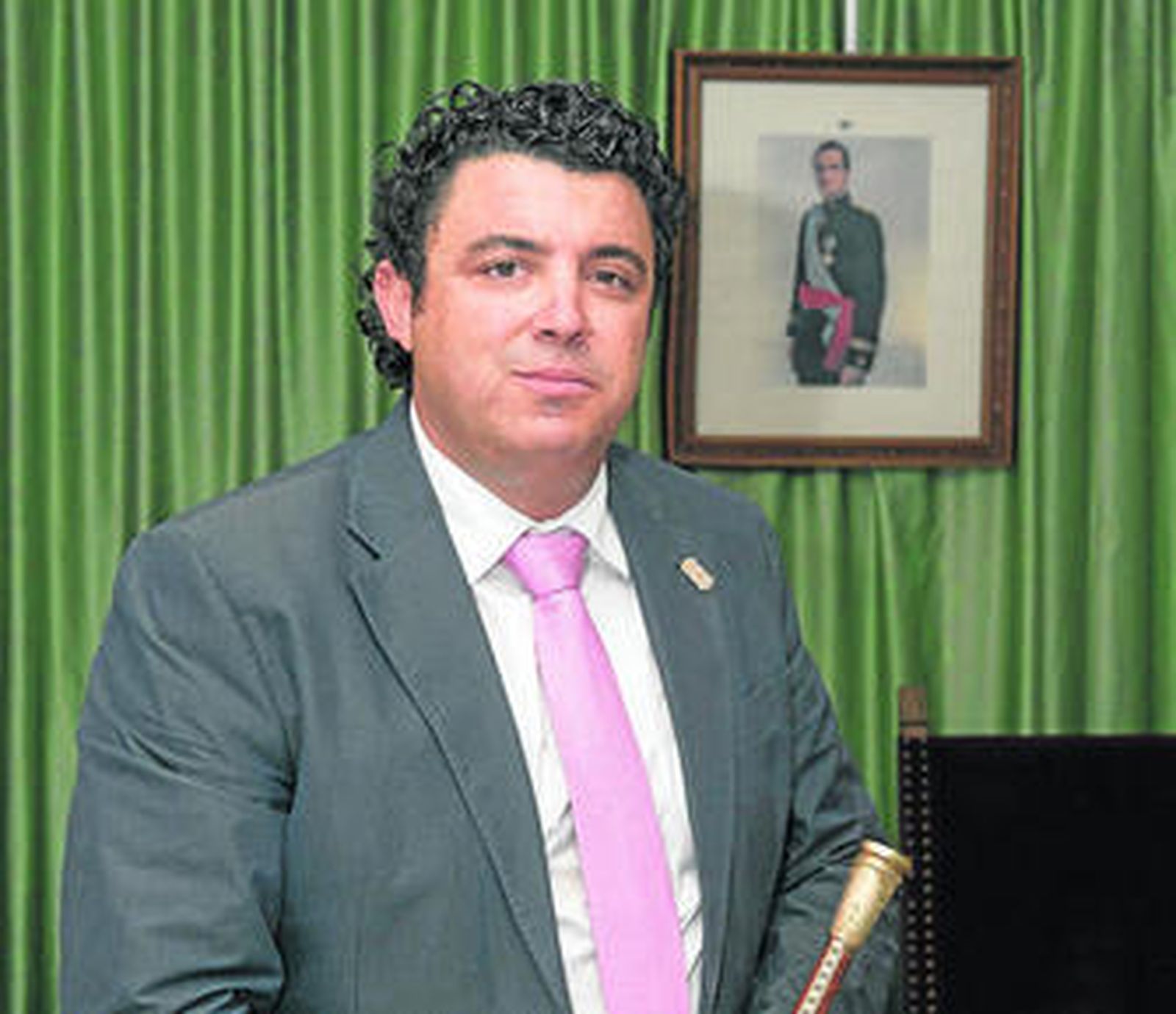 El alcalde de Fiñana, Rafael Montes, en el salón de plenos del Ayuntamiento.