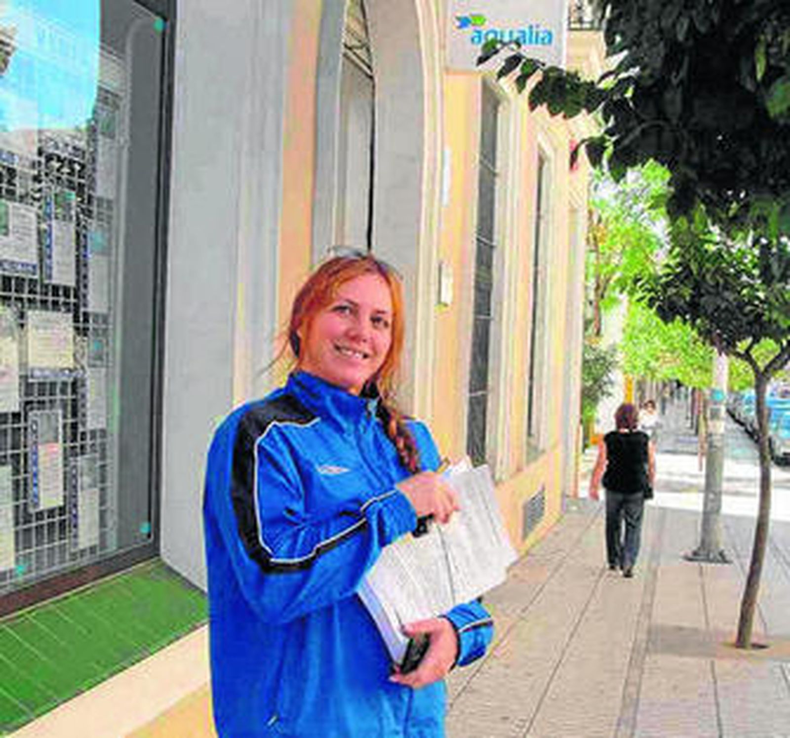 Carmela Morales, presidenta de Dioses del Olimpo, con las reclamaciones.