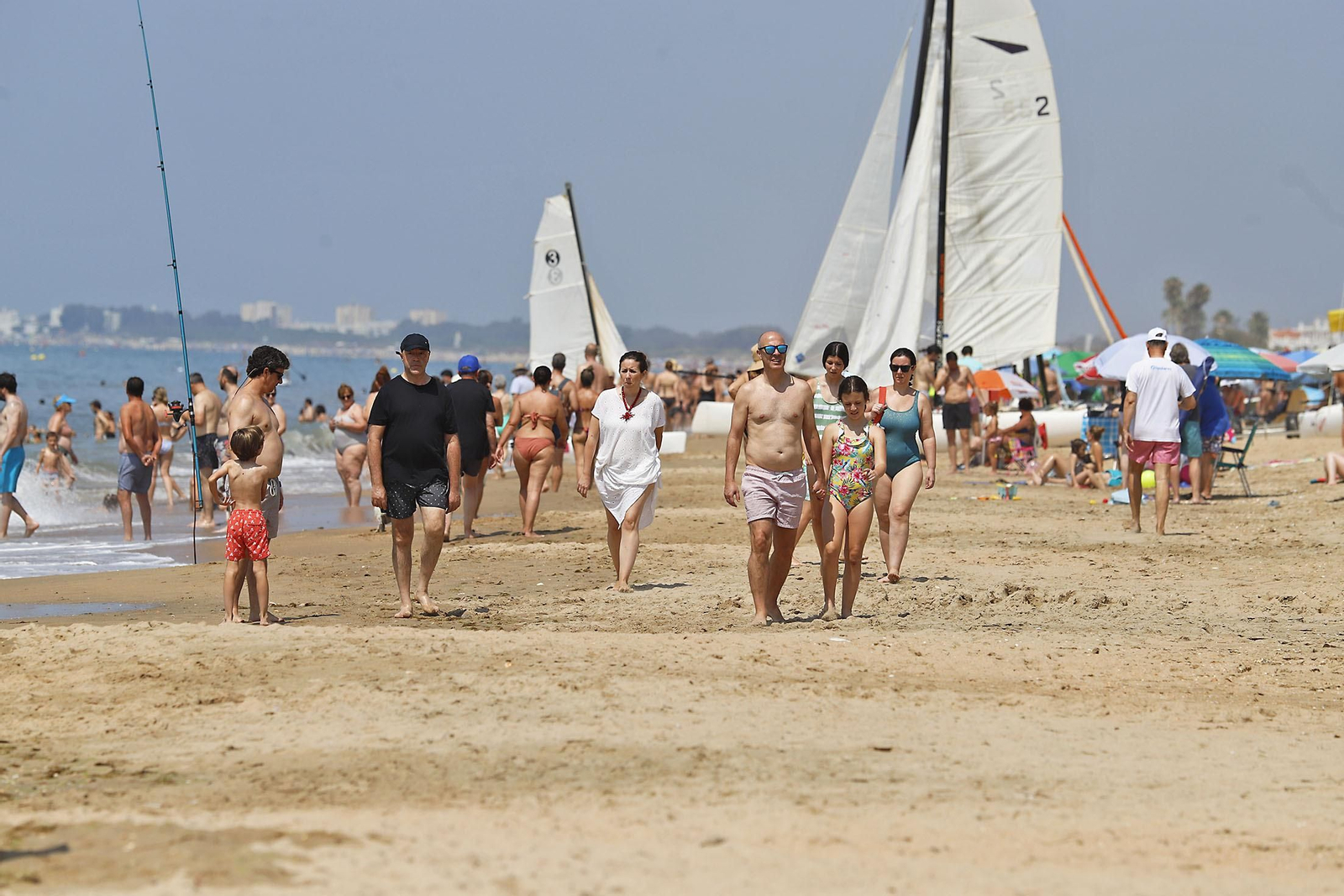 Imágenes del ambiente en las playas de Huelva en el 1 de julio