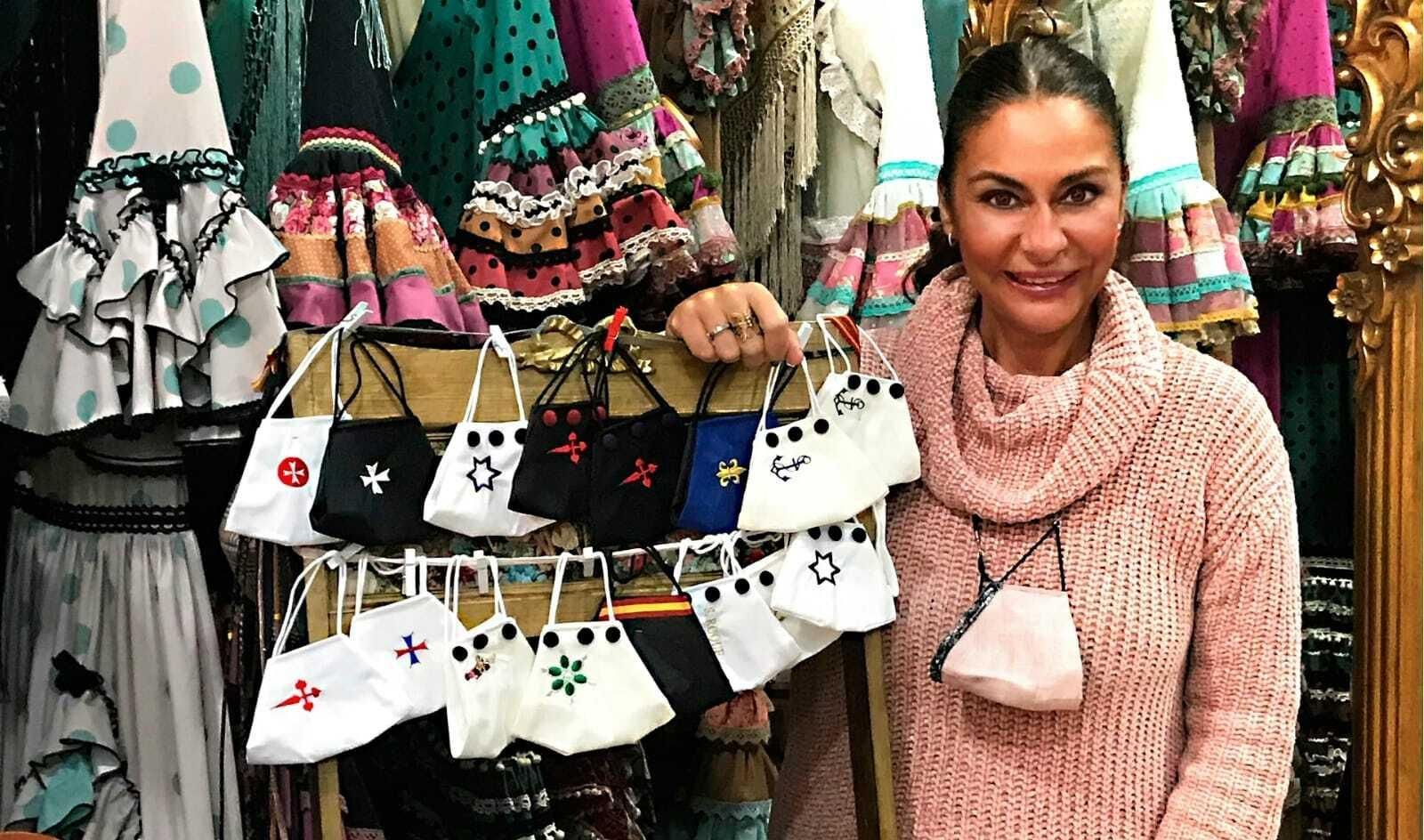 Raquel Terán junto a algunas de sus mascarillas cofrades