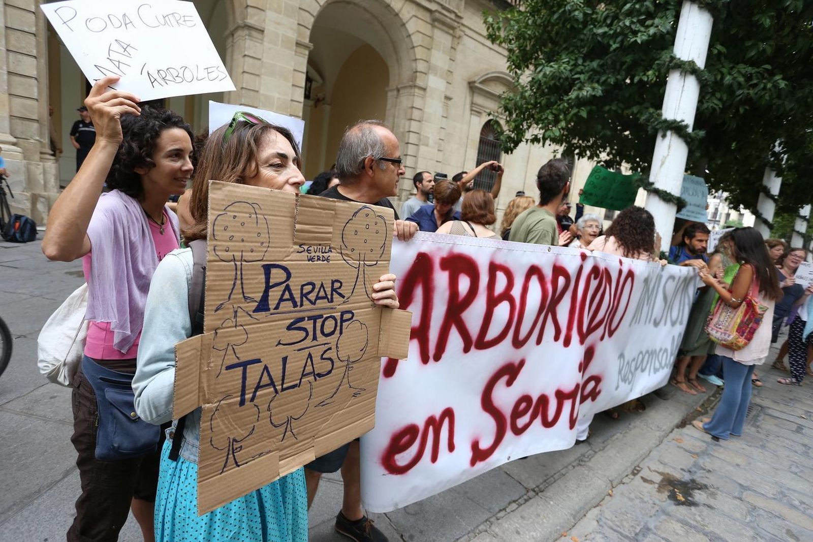 Protesta en la Plaza Nueva contra la tala de árboles
