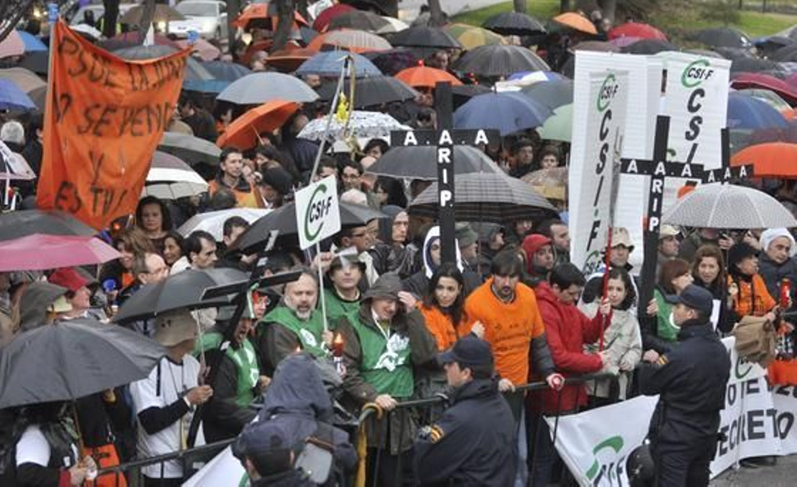 Funcionarios, miembros de los sindicatos CSIF, Safja y Ustea, protestan a las puertas del Parlamento contra la reforma del sector público.

Foto: Manuel Gómez
