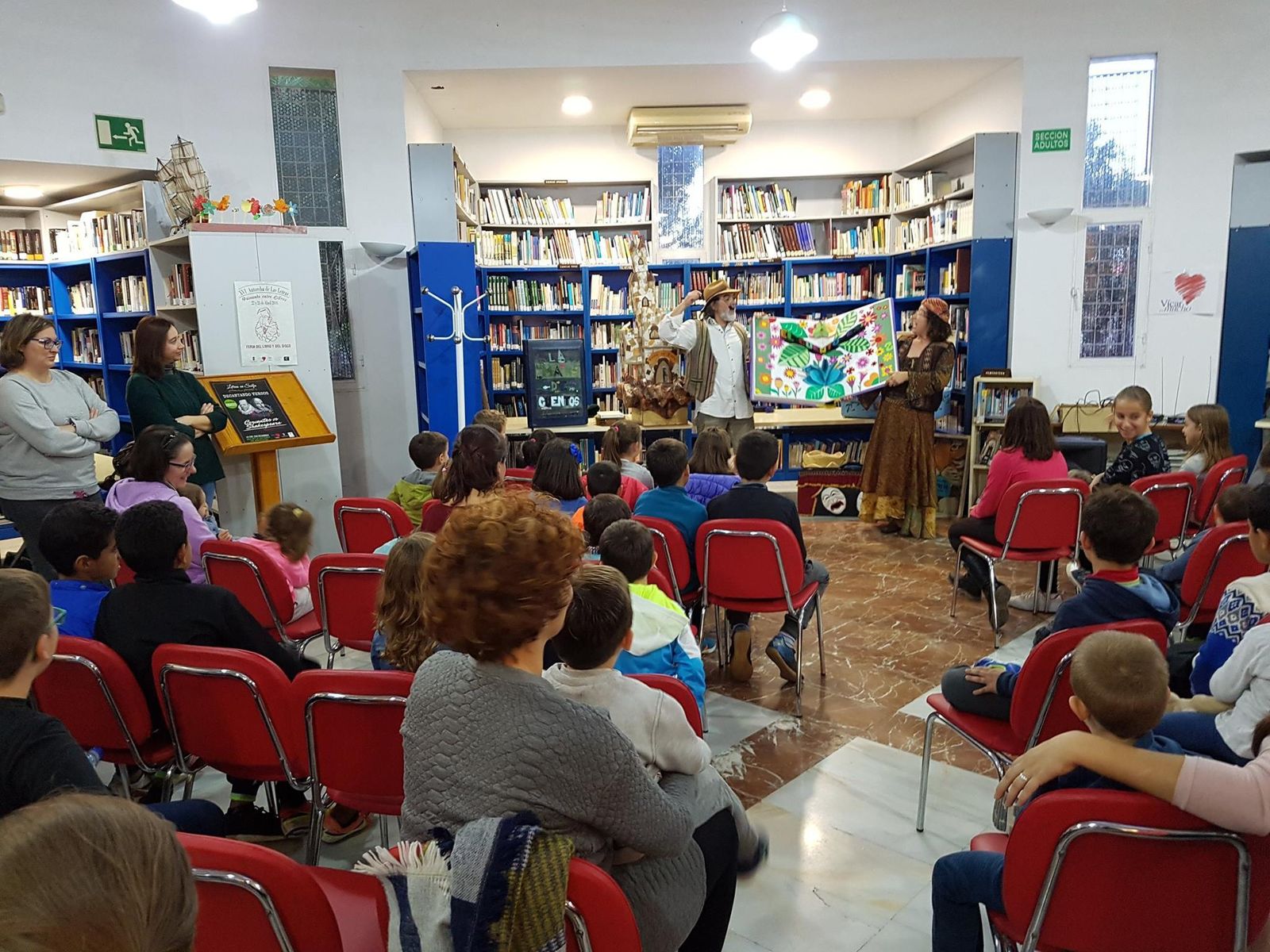 Sesión de cuentacuentos en la biblioteca de Las Cabañuelas.