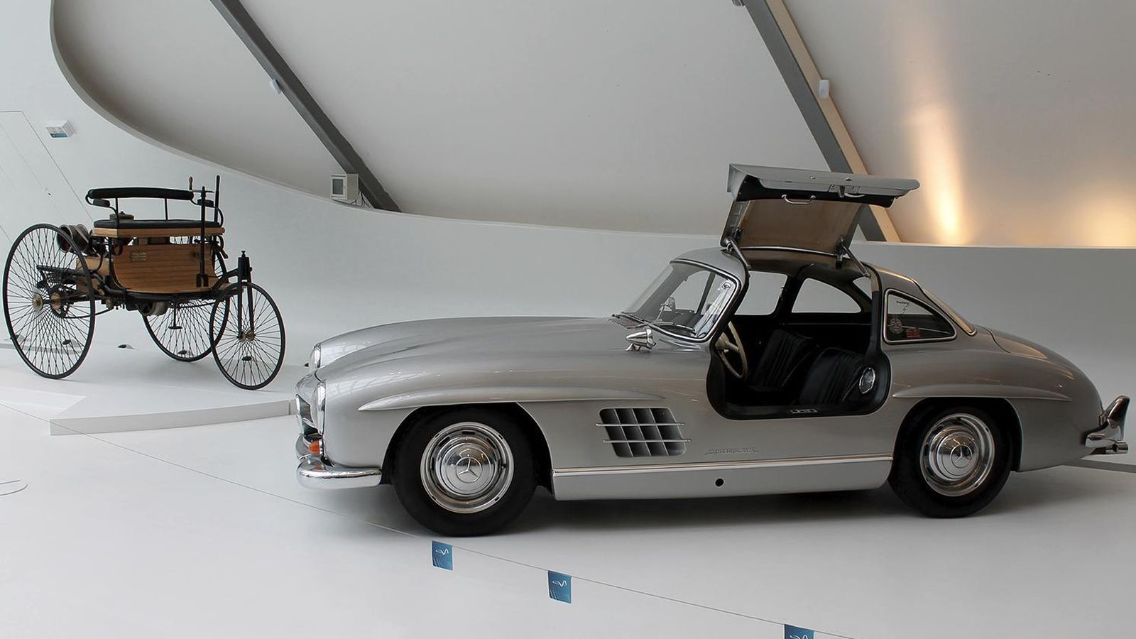 El Mercedes 300 SL “alas de gaviota”, delante del primer automóvil de Benz