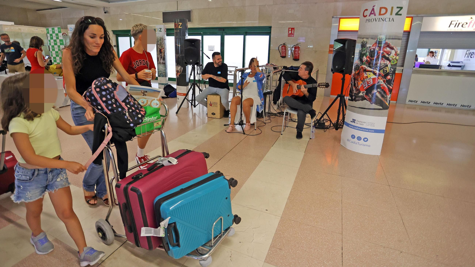 Así ha sido el recibimiento a los pasajeros del vuelo de Las Palmas de Gran Canaria en el Aeropuerto de Jerez
