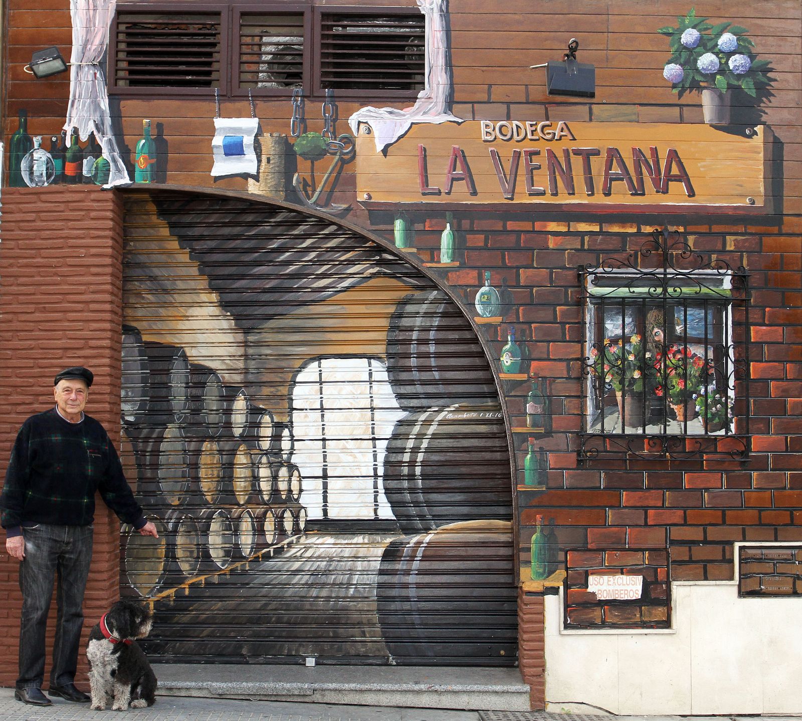 Alfonso Aramburu delante de la obra realizada en la fachada de La Ventana.